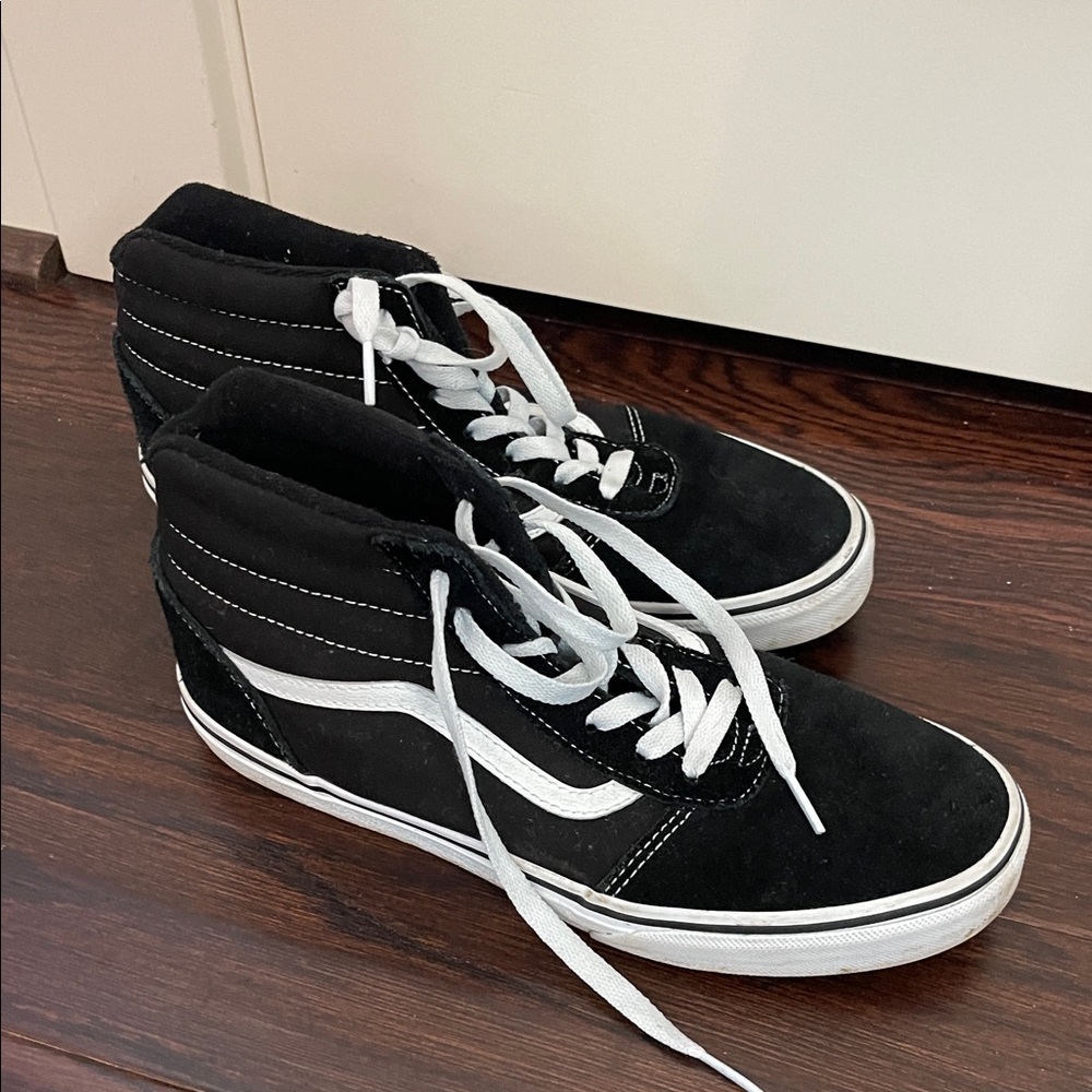 Vans Classic Black and White High-Tops mens 7 women’s 8.5